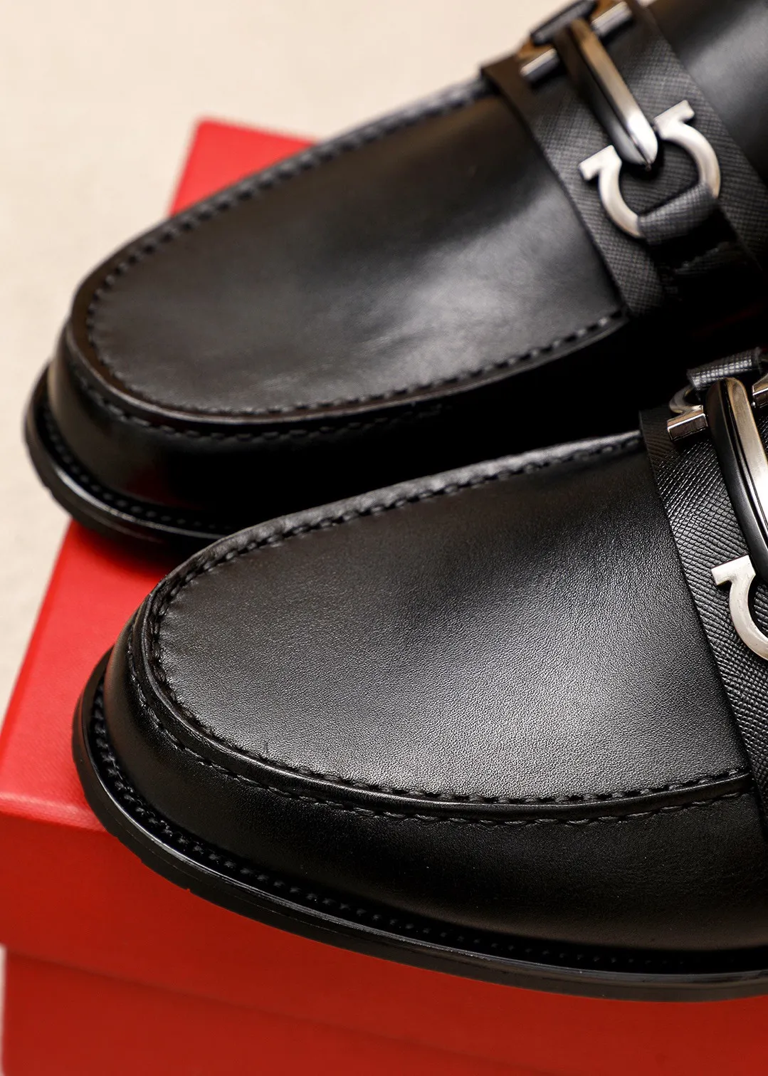 Men's shoes 💰480💐 Product trademark: Ferragamo "Ferragamo" casual leather shoes Regular size: 38-44 (45.46🉑️customized) Product materials: Selected imported first-layer calfskin upper + luxury hardware buckle, imported water-dyed cowhide leather lining. Strong three-dimensional visual effect, original outsole color: 1⃣️color optional